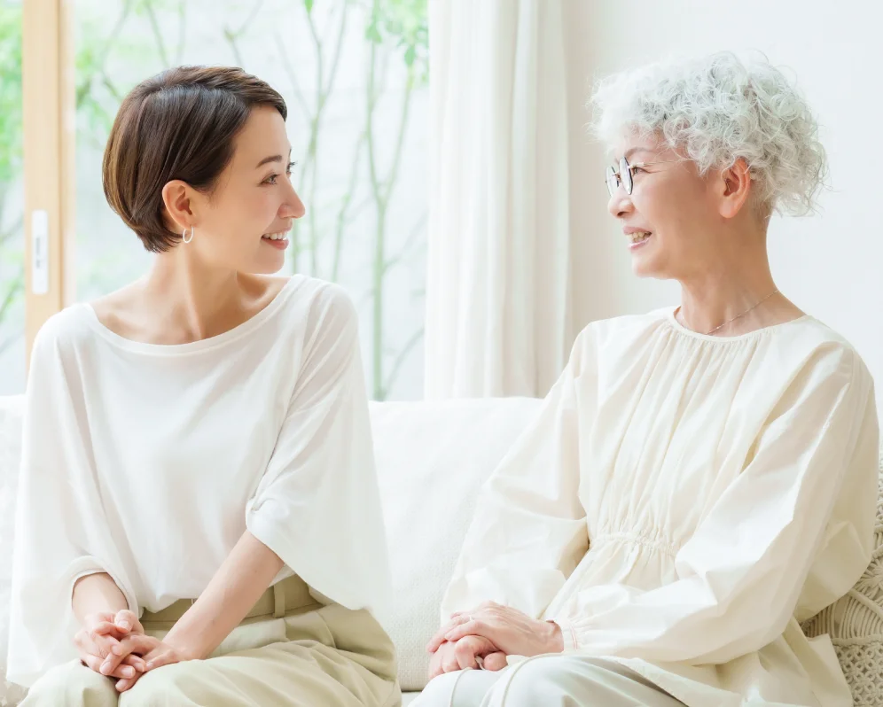 ソファで語り合う女性と高齢の女性