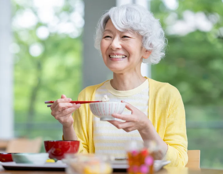 食事を楽しむ高齢の女性