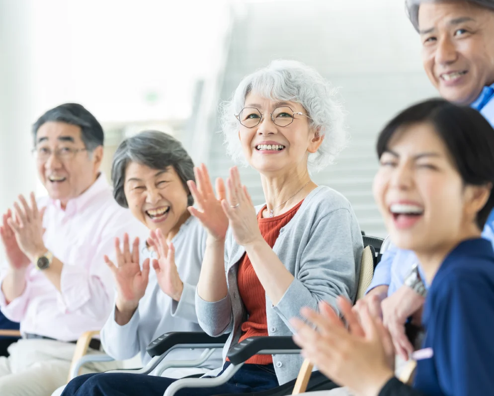 笑顔で語り合う高齢の方々