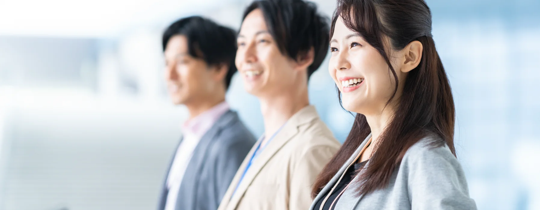笑顔で並ぶビジネスパーソン