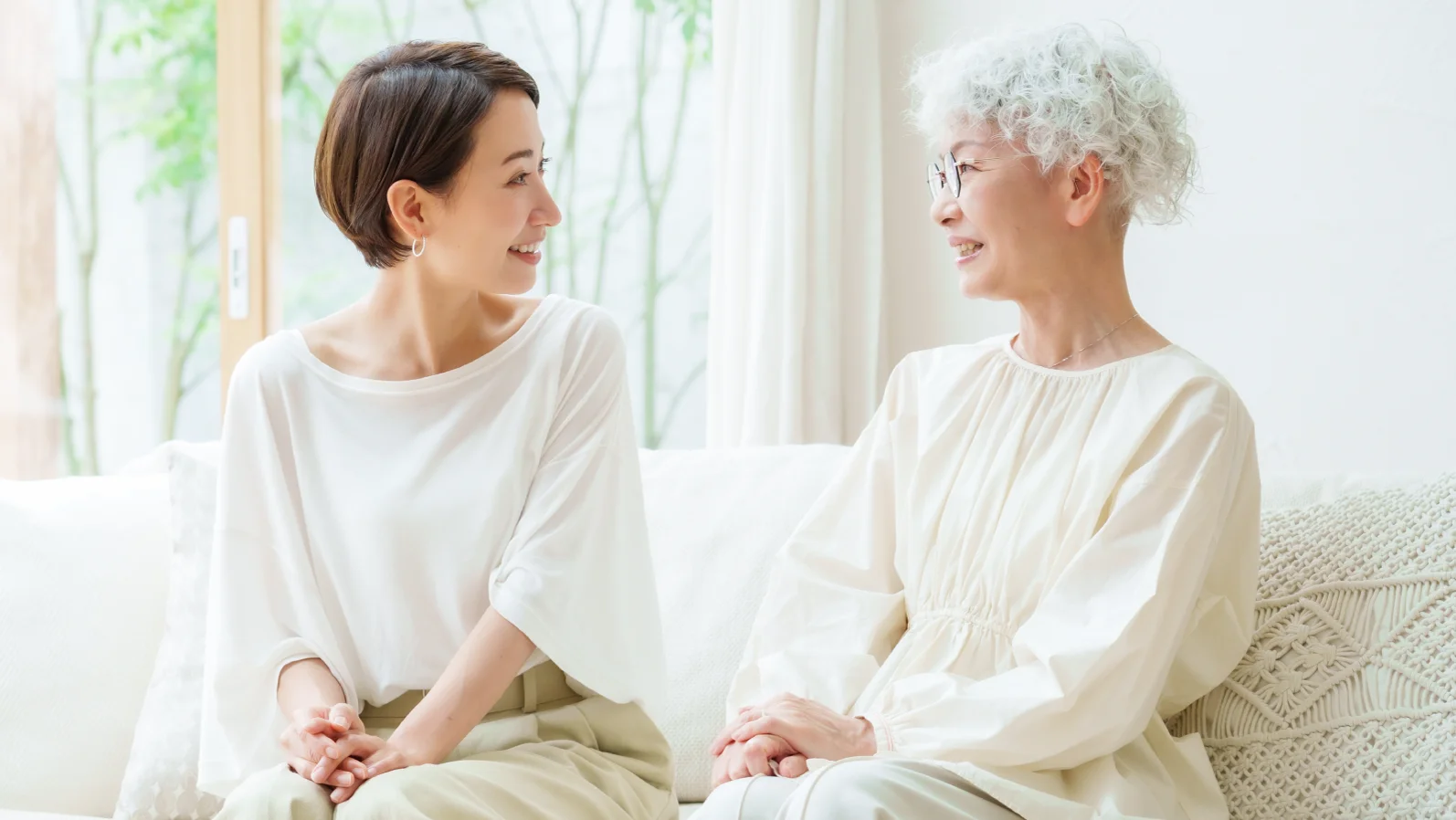 ソファで穏やかに語り合う女性たち